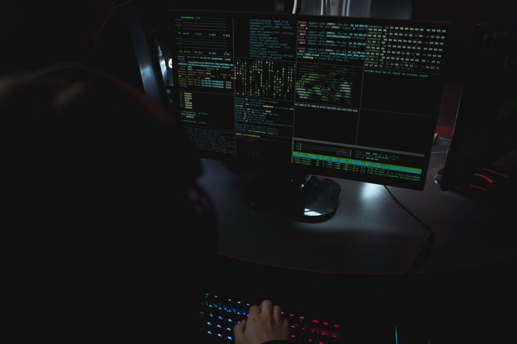 AI 에이전트 비용과 함께 커진 보안 리스크를 상징하는 사이버 보안 화면
